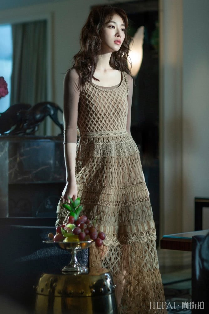 吴谨言普通半身裙穿出了3万的高级感,气场强大