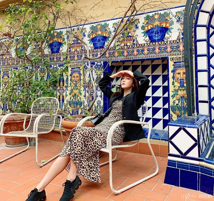 郑秀妍白西装化身“女总裁”，穿粉裙秀“蚂蚁腰”太美！