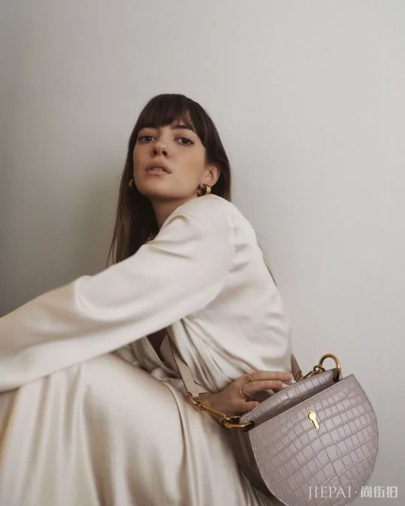 她们居然可以换衣不换包?