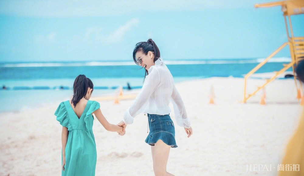 张庭穿“校花装”度假,29的脸,19的腿