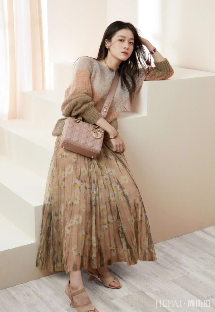 张雪迎穿针织衫配小雏菊百褶裙,秒变文艺范小仙女