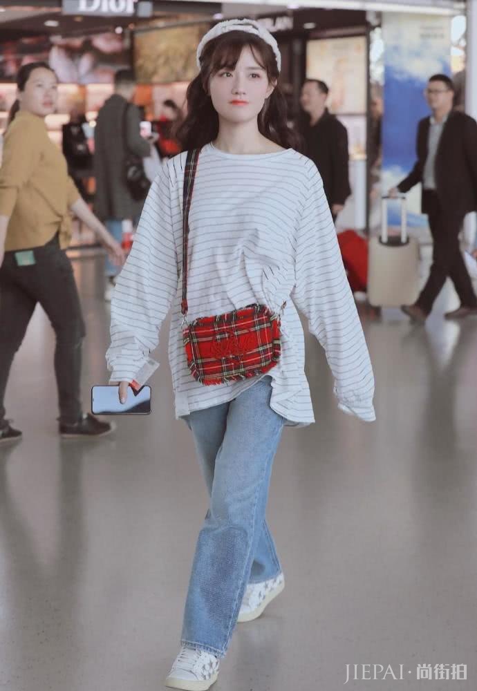 陈意涵机场街拍，条纹衫配牛仔裤皮肤白嫩美成动漫女主