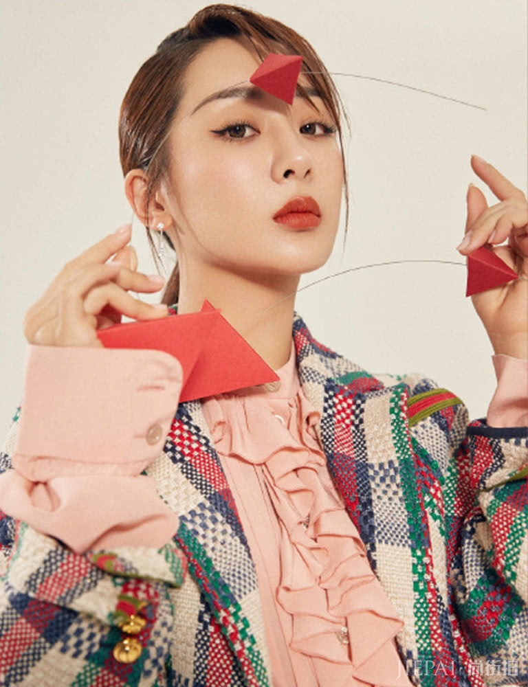 杨紫拍时尚大片，轻松玩转职场风，气场十足