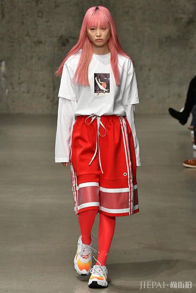 新生代超模利献灵出道就备受大牌青睐，梦想走维密却两度被刷