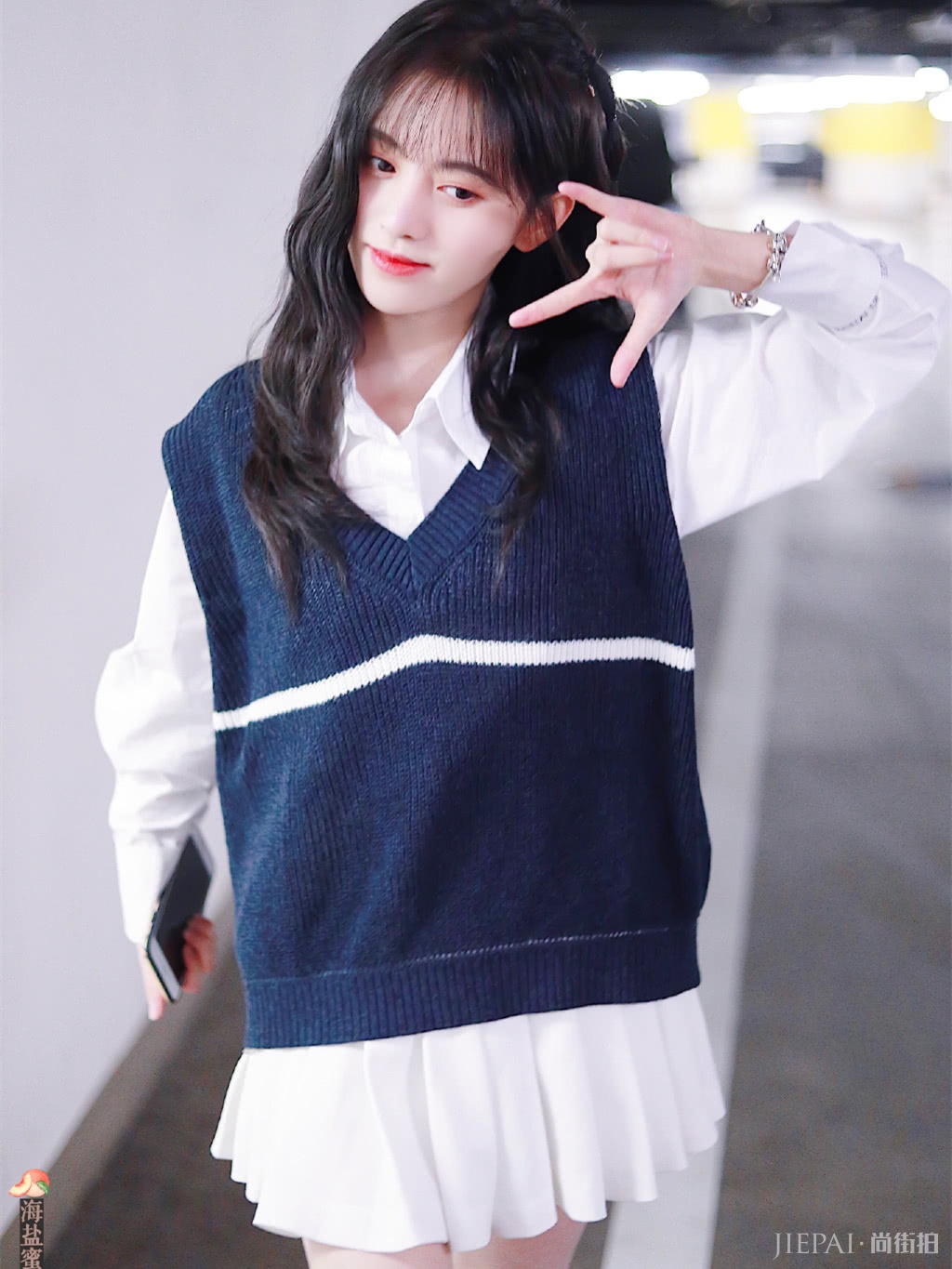 鞠婧祎和沈月身高只差1cm,针织背心穿出两种风格