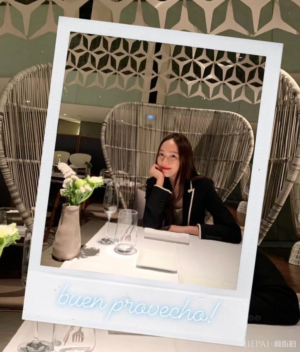 郑秀妍白西装化身“女总裁”，穿粉裙秀“蚂蚁腰”太美！