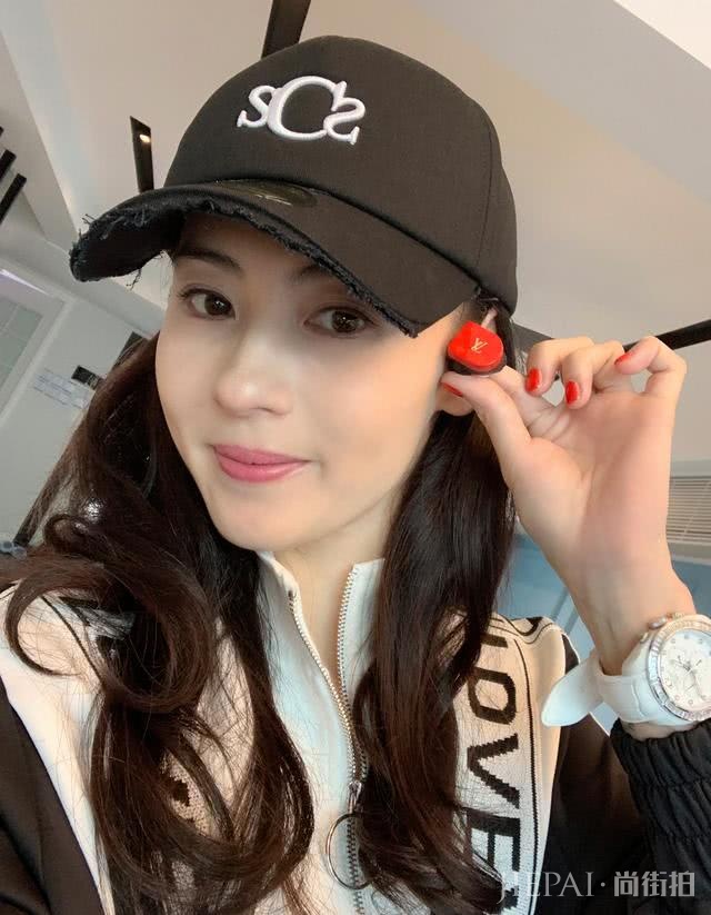 张柏芝身穿流苏裙大秀美背,状态回归