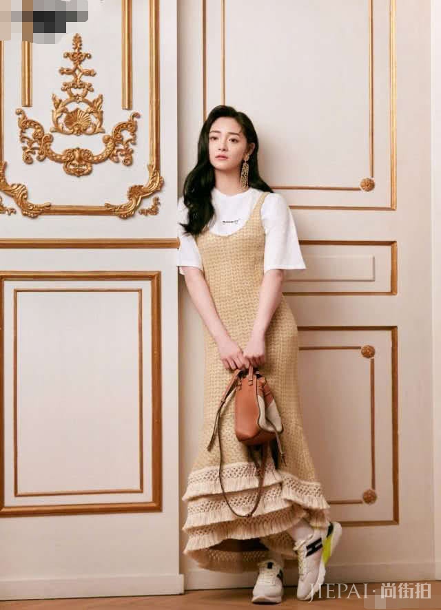 周洁琼为了能把腿拉长，她是这样做的