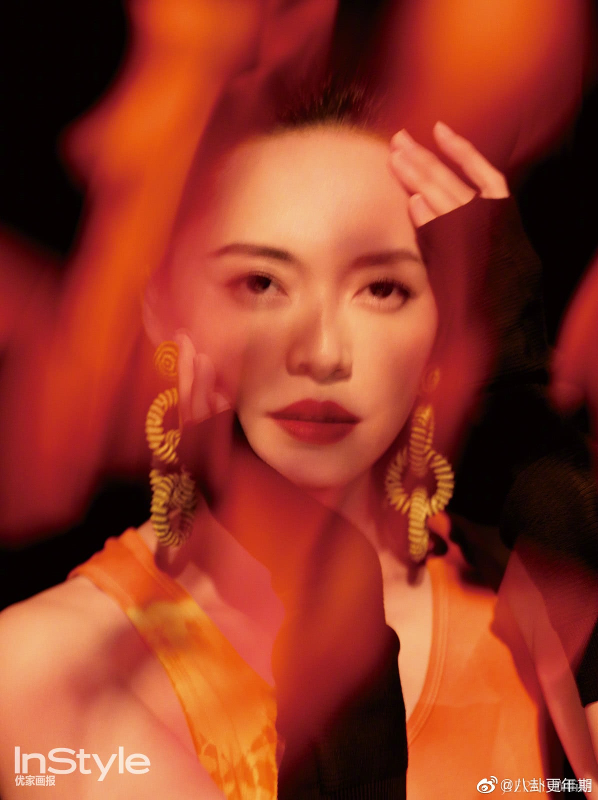 姚晨全黑造型帅气登杂志，气场太威武