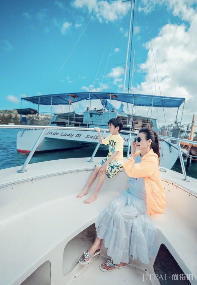 张庭穿“校花装”度假,29的脸,19的腿