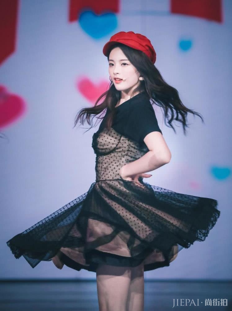 杨超越紫色T恤超短裤,扎俩小辫越变越嫩