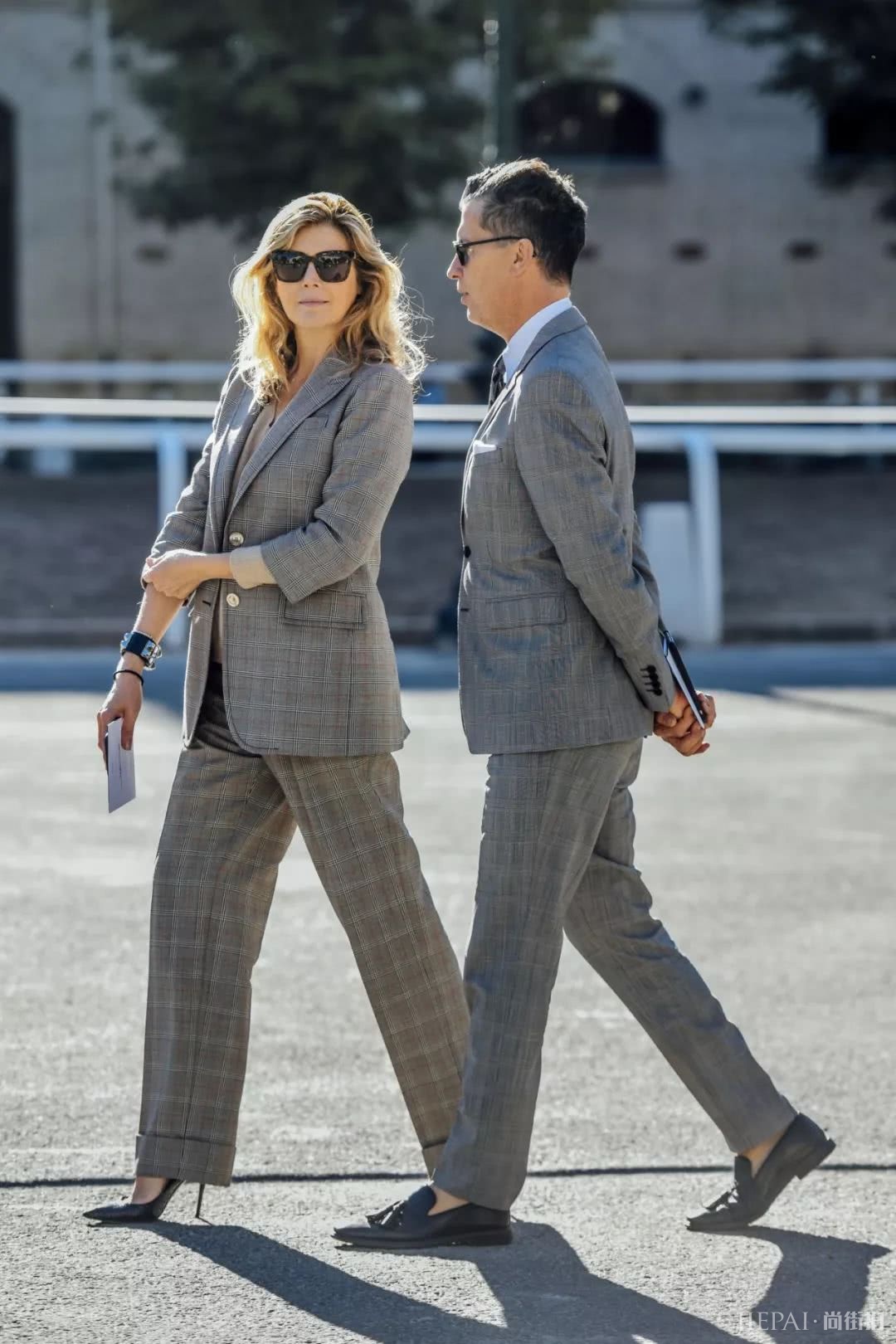 欧美街拍 西装牛仔裤这样穿不能再好看