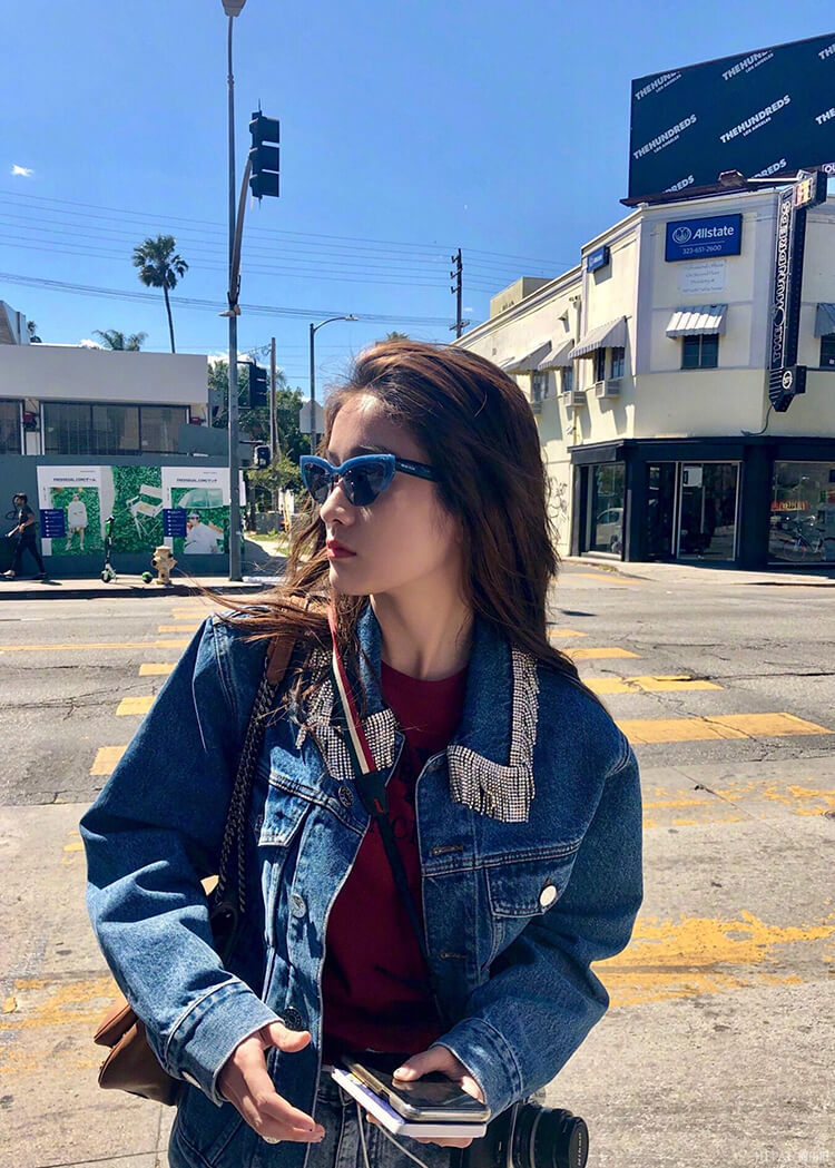 张雪迎穿牛仔衫，领口镶满水钻，太有型