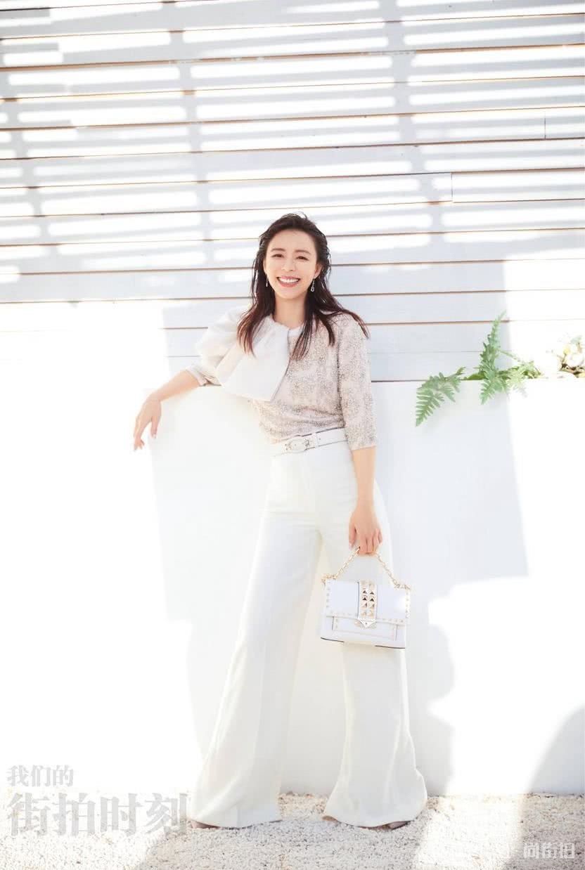 张静初撞衫刘涛,都是镶钻衣搭阔腿裤,风格不一样