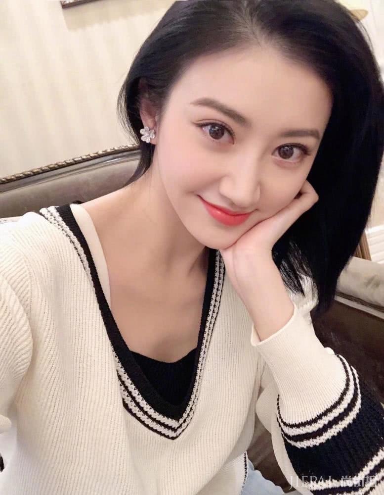 景甜穿白色西装知性优雅,裤脚卷起来少女感十足