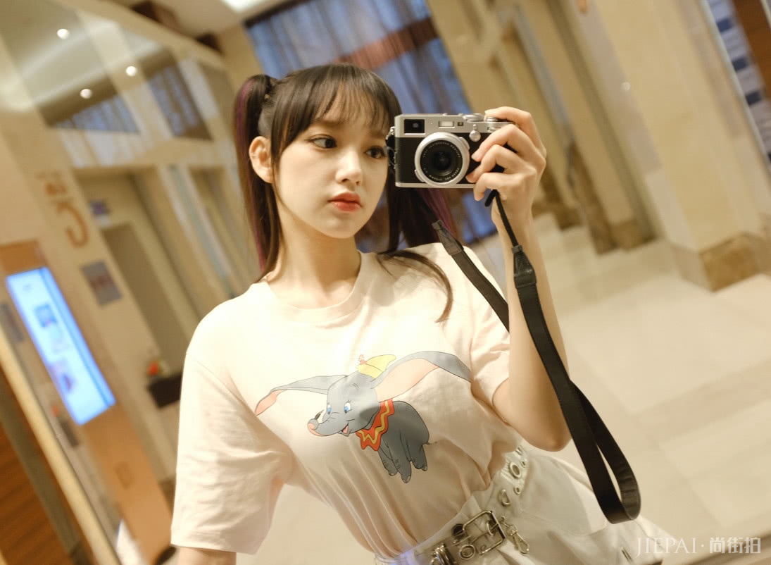 程潇晒最新自拍，扎双马尾减龄如少女