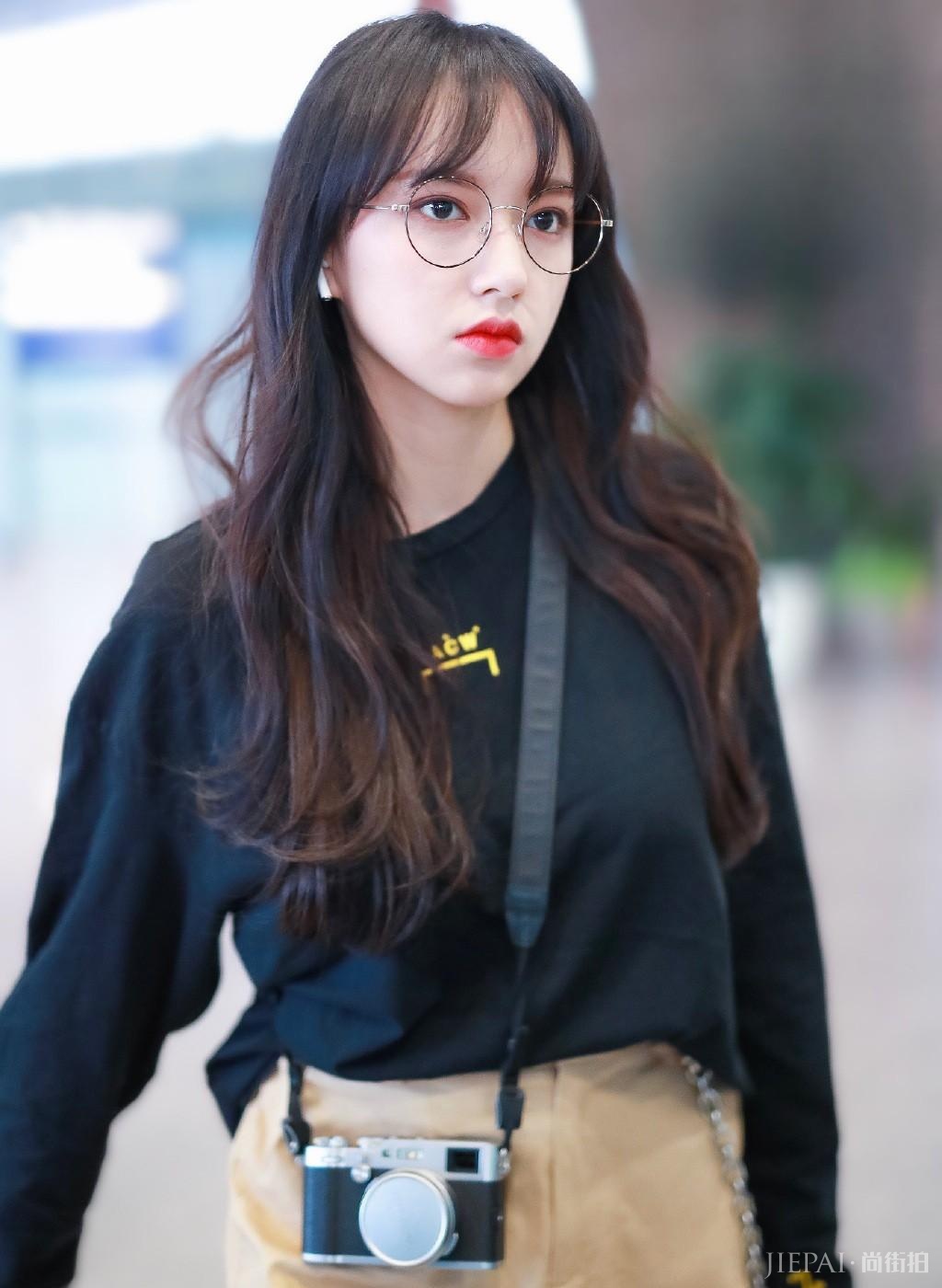 宇宙少女程潇穿工装裤配马丁靴气场十足，小脸精致似洋娃娃