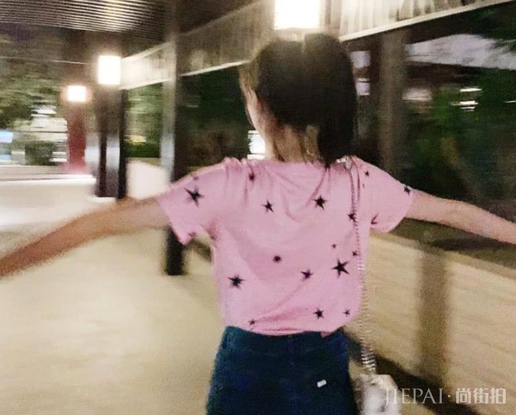 江疏影羽毛裤搭配粉红T恤秒变青春美少女