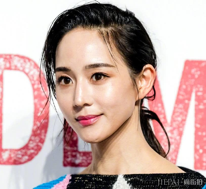 张钧甯把“包链”当皮带拴在腰上，好看还显腿长