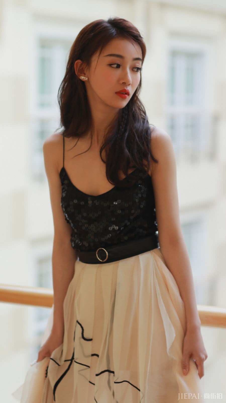 吴谨言扎小辫真美,吊带轻纱长裙美成18岁少女