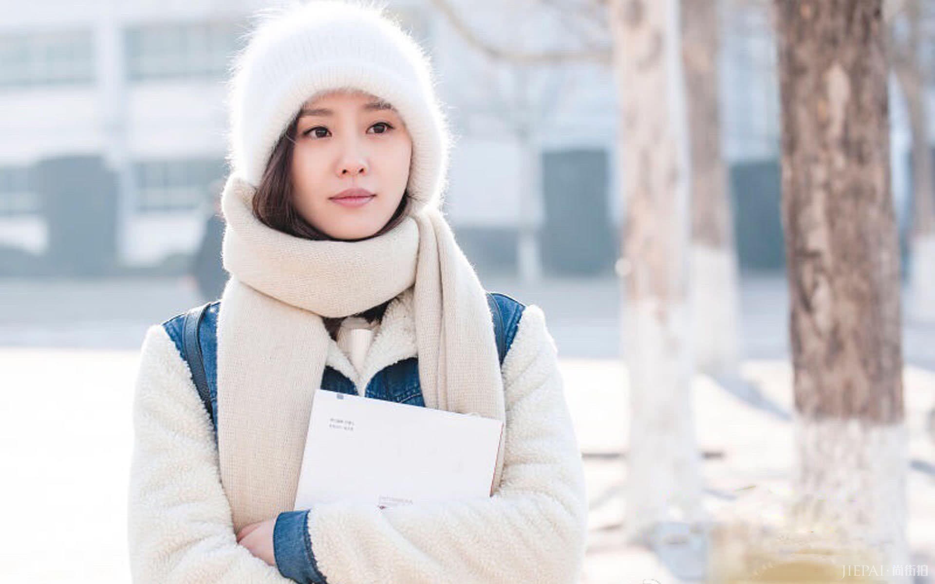 刘诗诗新剧换回长发，微卷披肩或扎马尾，美得精致又优雅