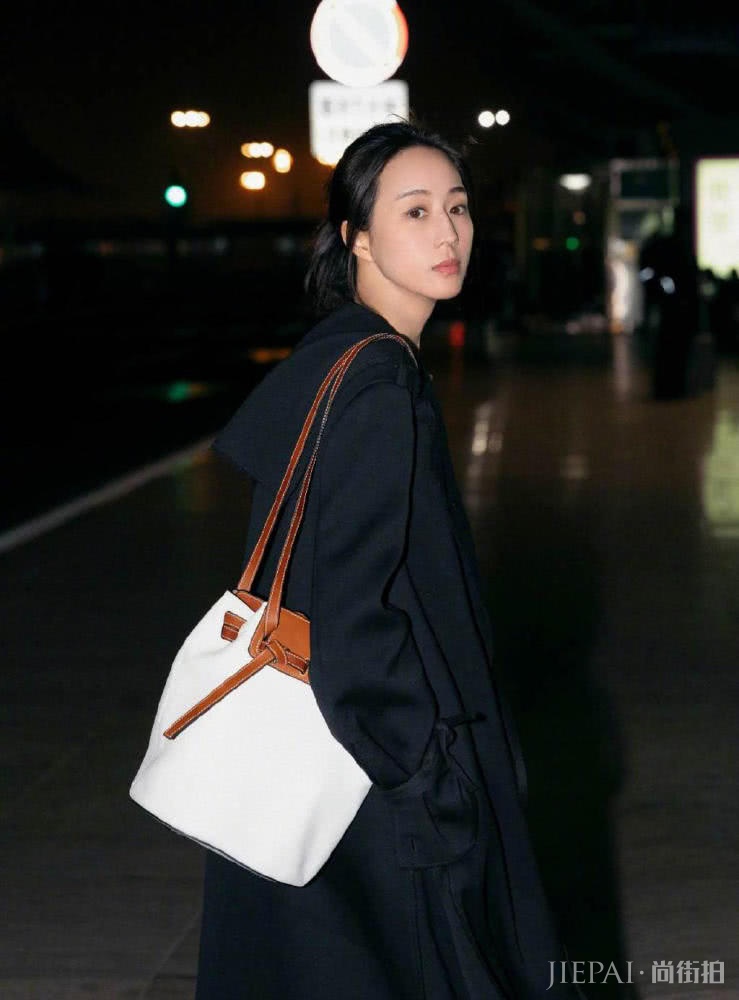 张钧甯机场街拍 穿近3万的大衣,秒变气质女神