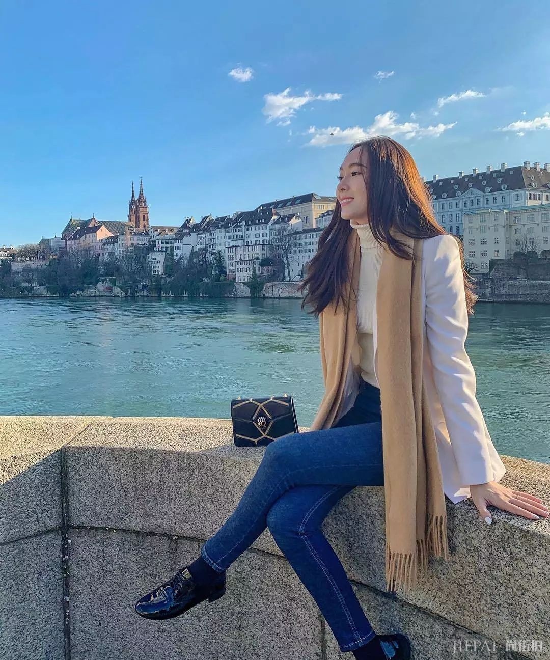 郑秀妍白西装化身“女总裁”，穿粉裙秀“蚂蚁腰”太美！