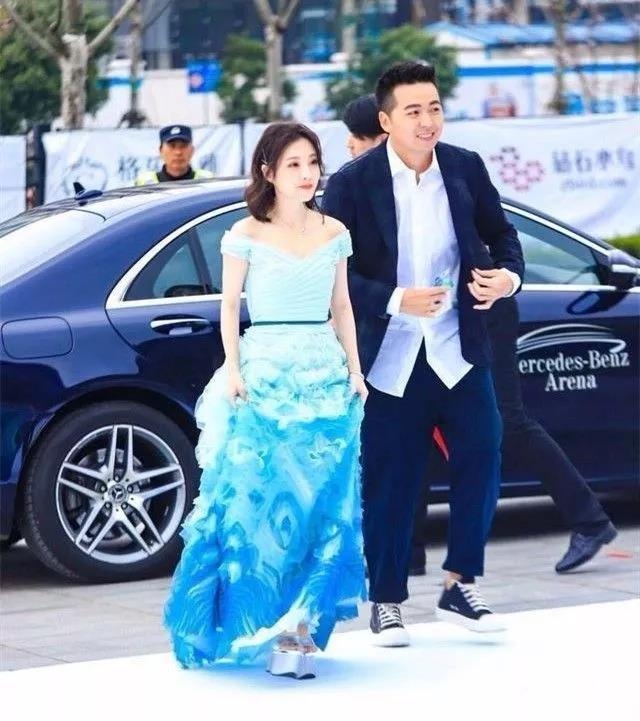 冯提莫穿露肩蓝裙现身活动,露出鞋子后身高短板完全暴露!