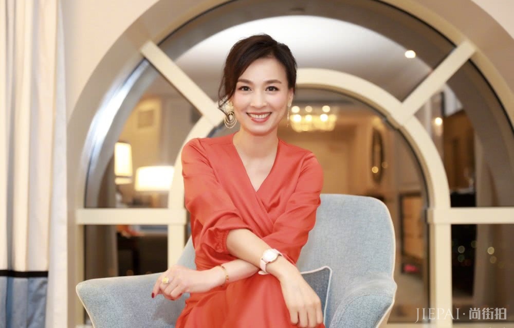 张庭穿“校花装”度假,29的脸,19的腿