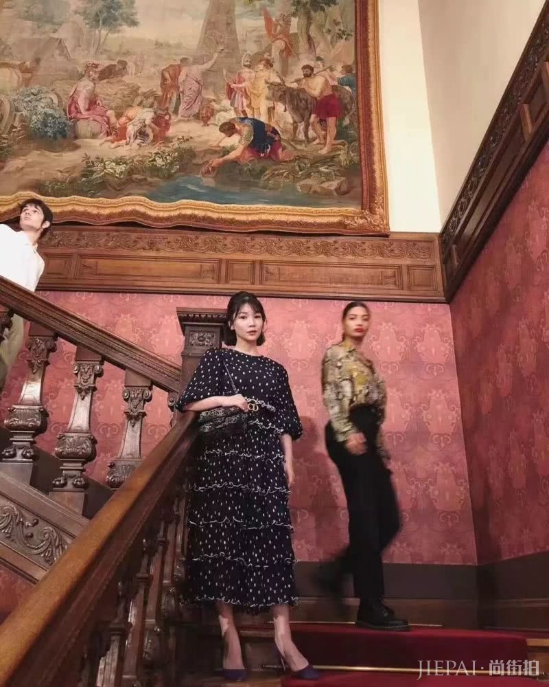 世上有两种白皮肤让你沉醉，一种是袁珊珊一种是你……