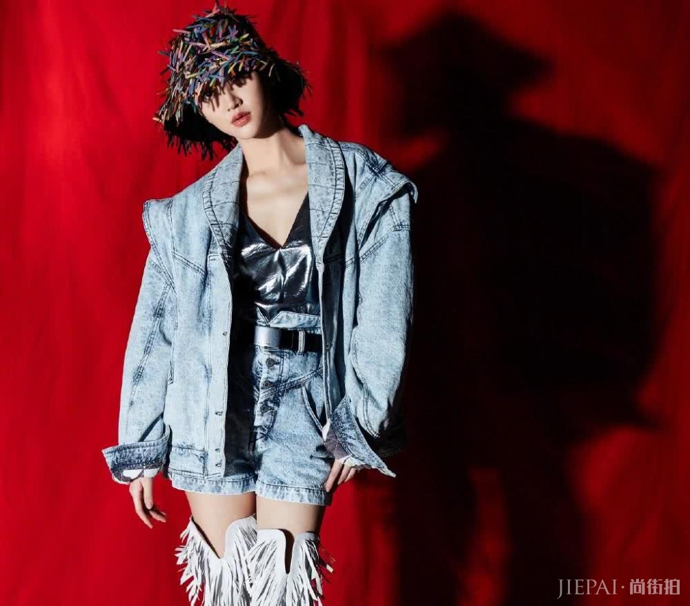 景甜穿白色西装知性优雅,裤脚卷起来少女感十足