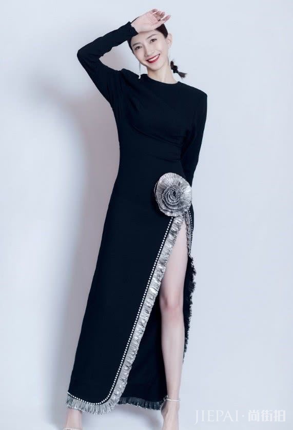 江疏影羽毛裤搭配粉红T恤秒变青春美少女