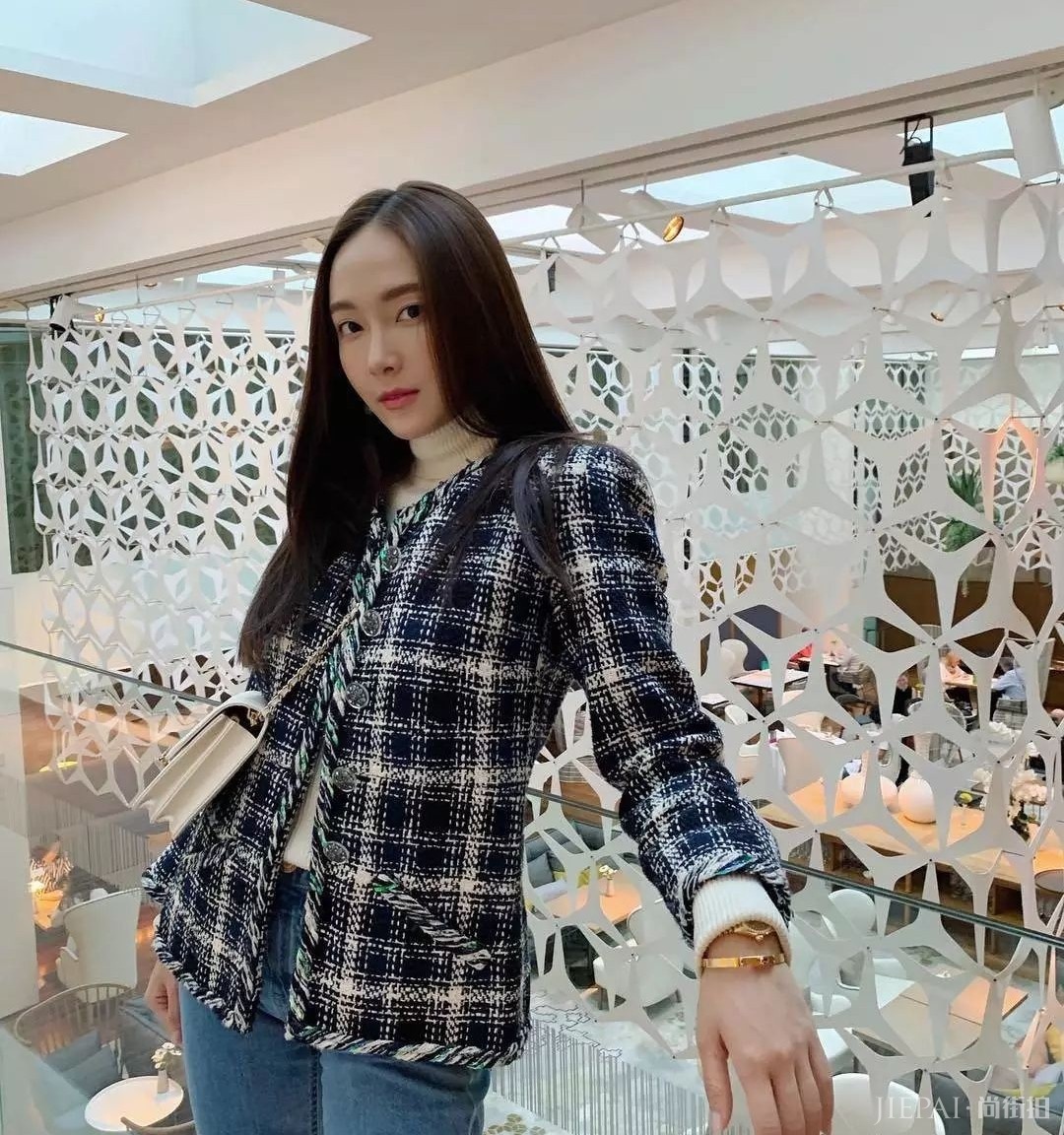 郑秀妍白西装化身“女总裁”，穿粉裙秀“蚂蚁腰”太美！