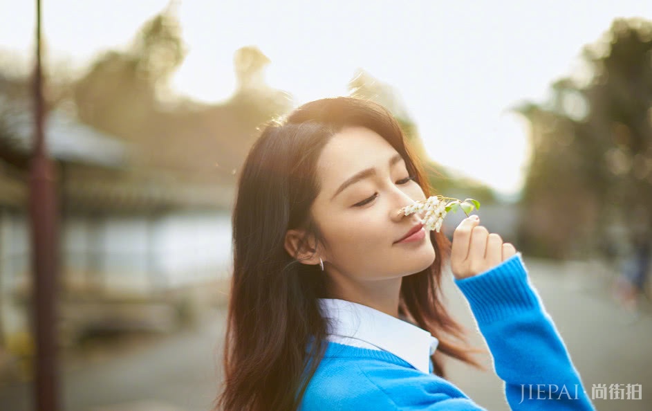 李沁穿一身春游装，格外甜腻
