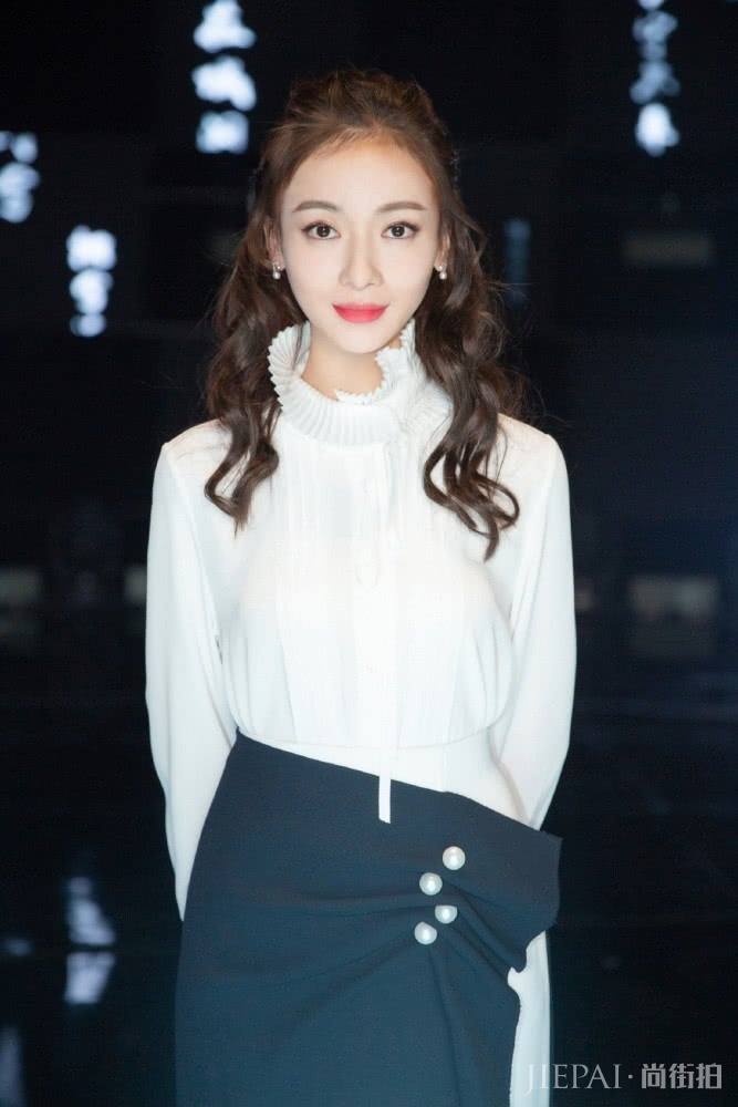 吴谨言普通半身裙穿出了3万的高级感,气场强大