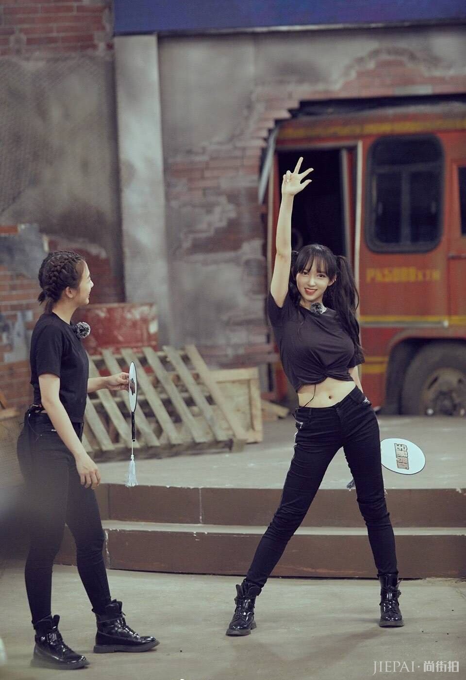 宇宙少女程潇穿工装裤配马丁靴气场十足，小脸精致似洋娃娃