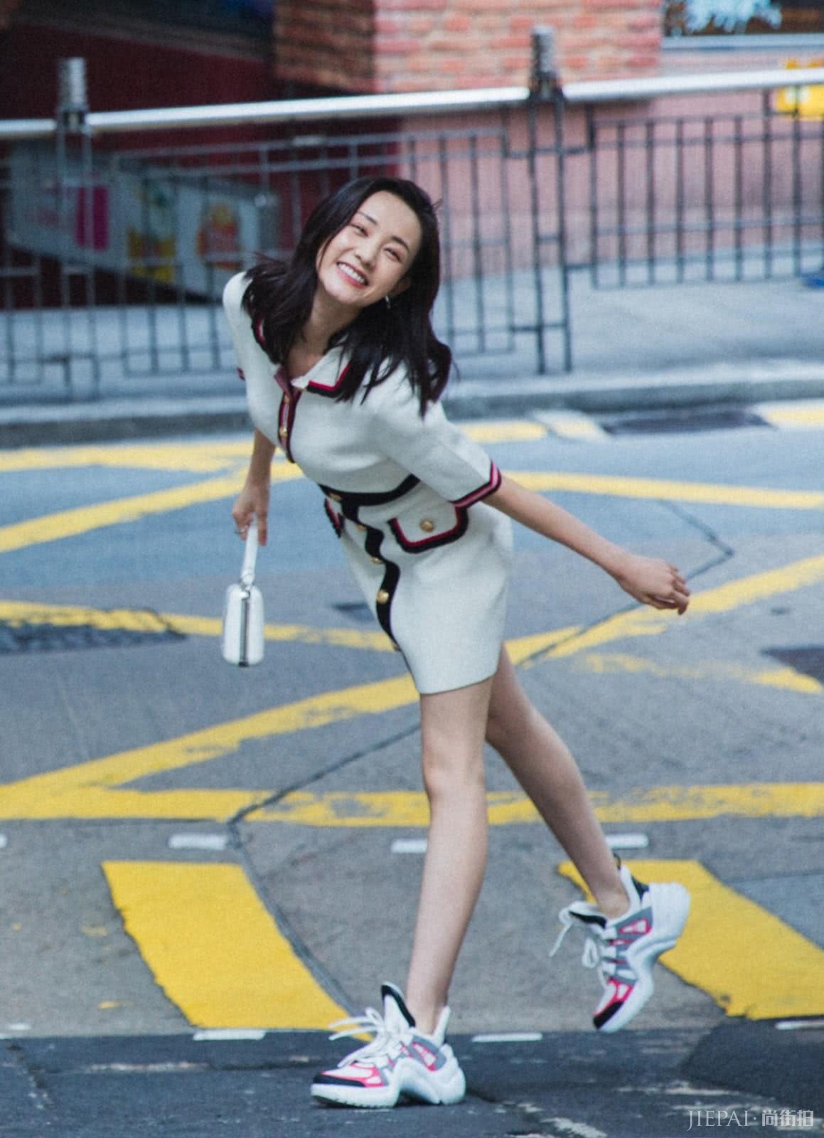 李一桐穿短裙秀“竹竿腿”,搭配运动鞋双腿细得过分