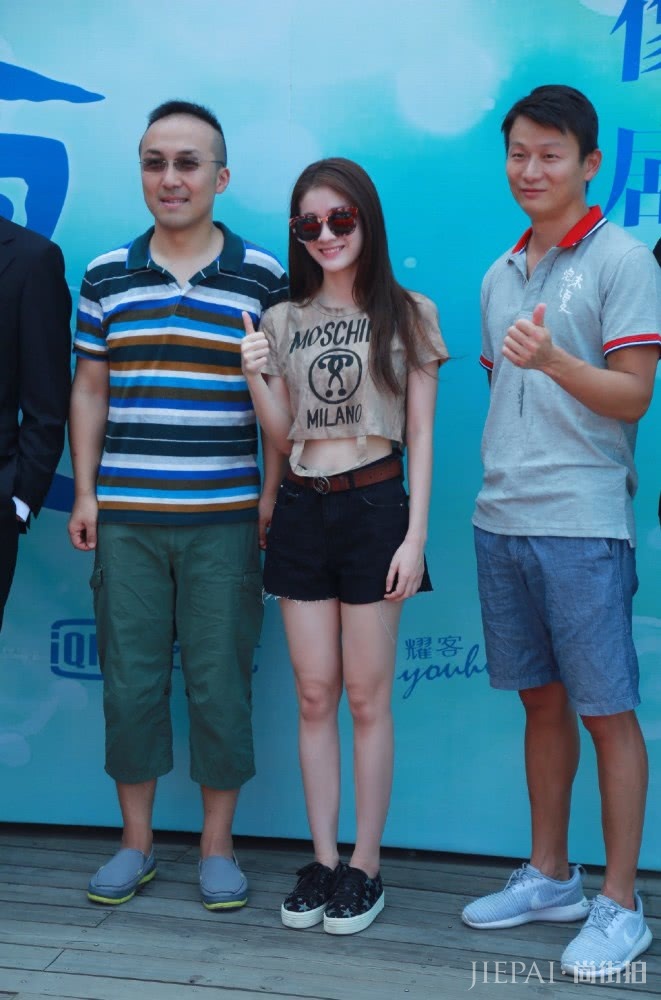 张雪迎穿针织衫配小雏菊百褶裙,秒变文艺范小仙女