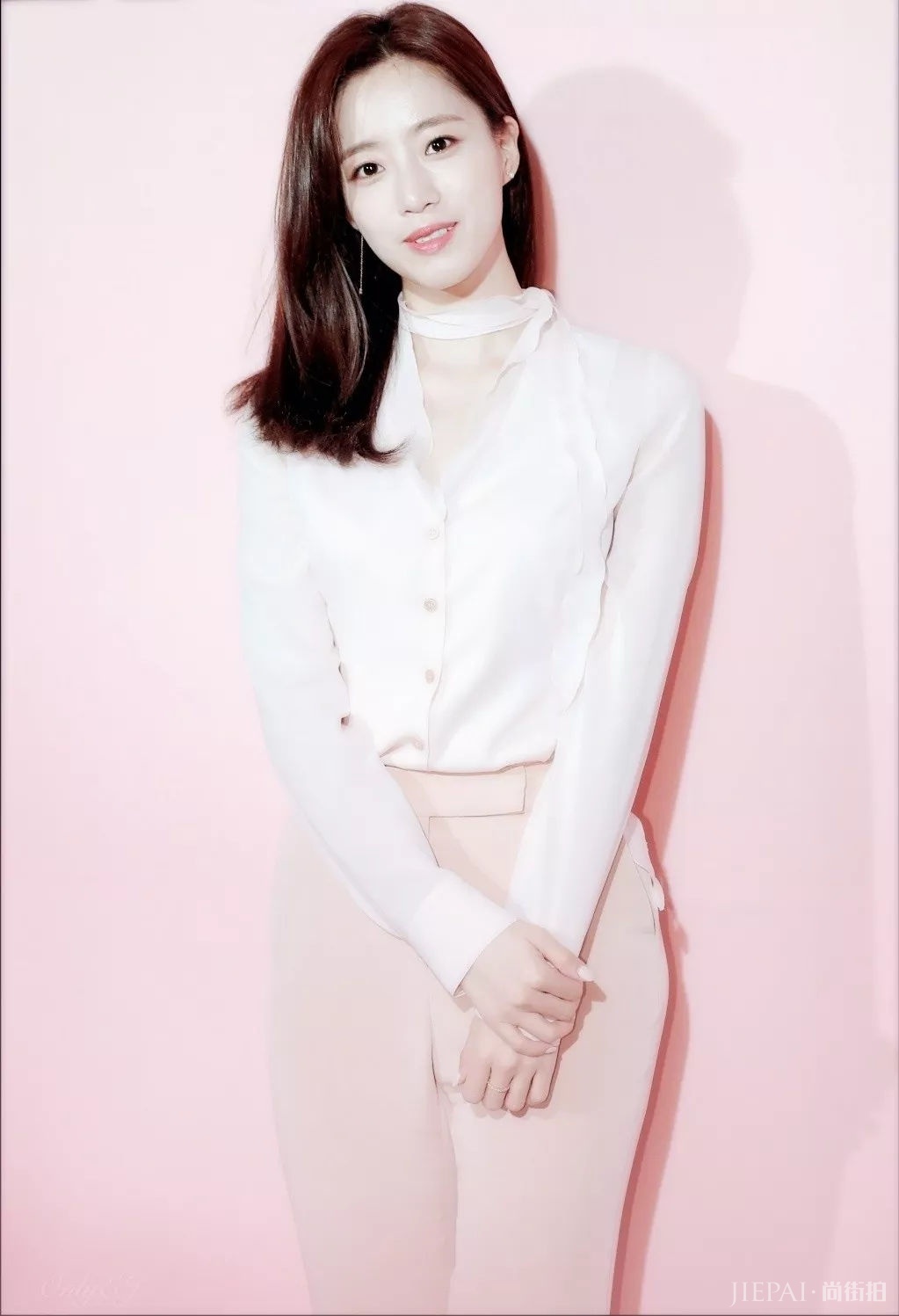 咸恩静换个发型简直就像换张脸!粉色衬衫配粉西裤气质甜美