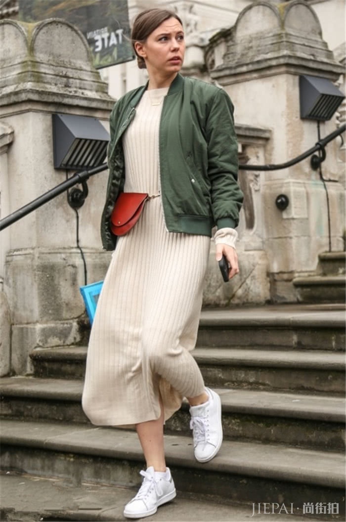 春季穿小白鞋去踏青,舒适又不失文艺感