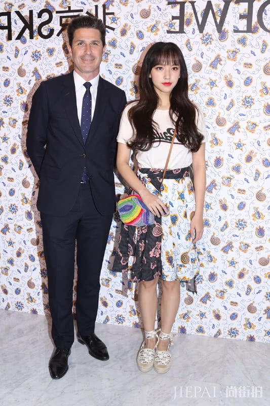 被人嫌弃的齐膝裙却被程潇穿出仙女感,搭配白T恤清新自然