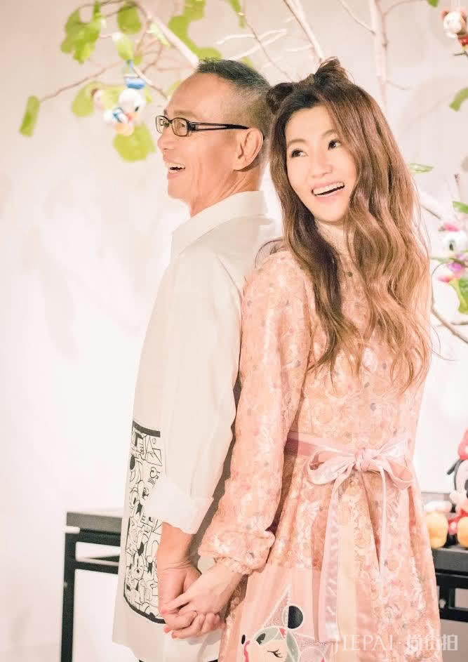 Selina穿短外套配白裙,和张轩睿游玩好似小情侣