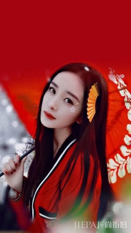 杨幂穿和服搭配樱花背景比花还美，淡妆太唯美