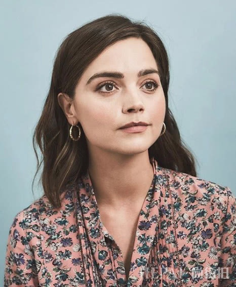 英国短腿女明星珍娜·科尔曼一米五七还钟爱各种长裙