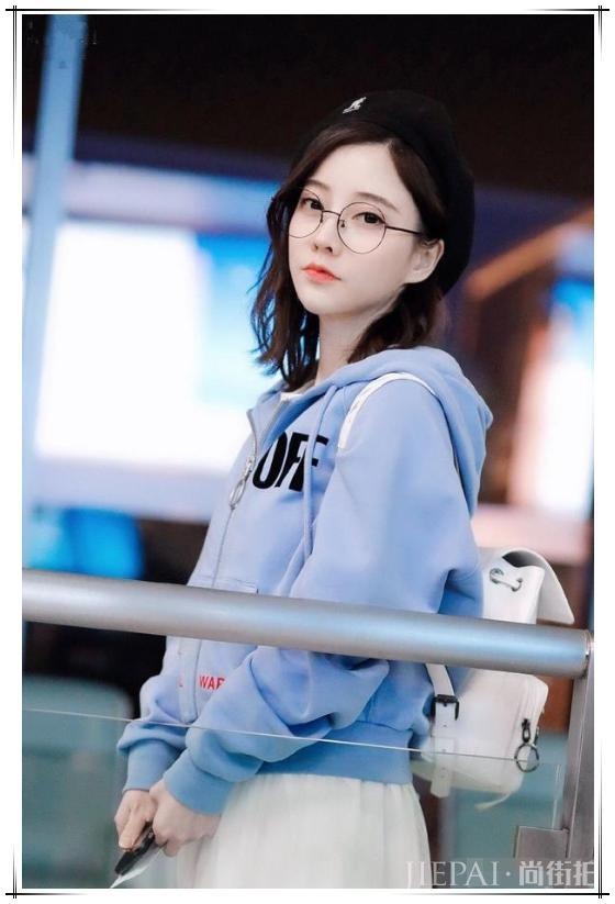 冯提莫卫衣配纱裙嫩成学生妹,这是小个子女生穿搭典范啊