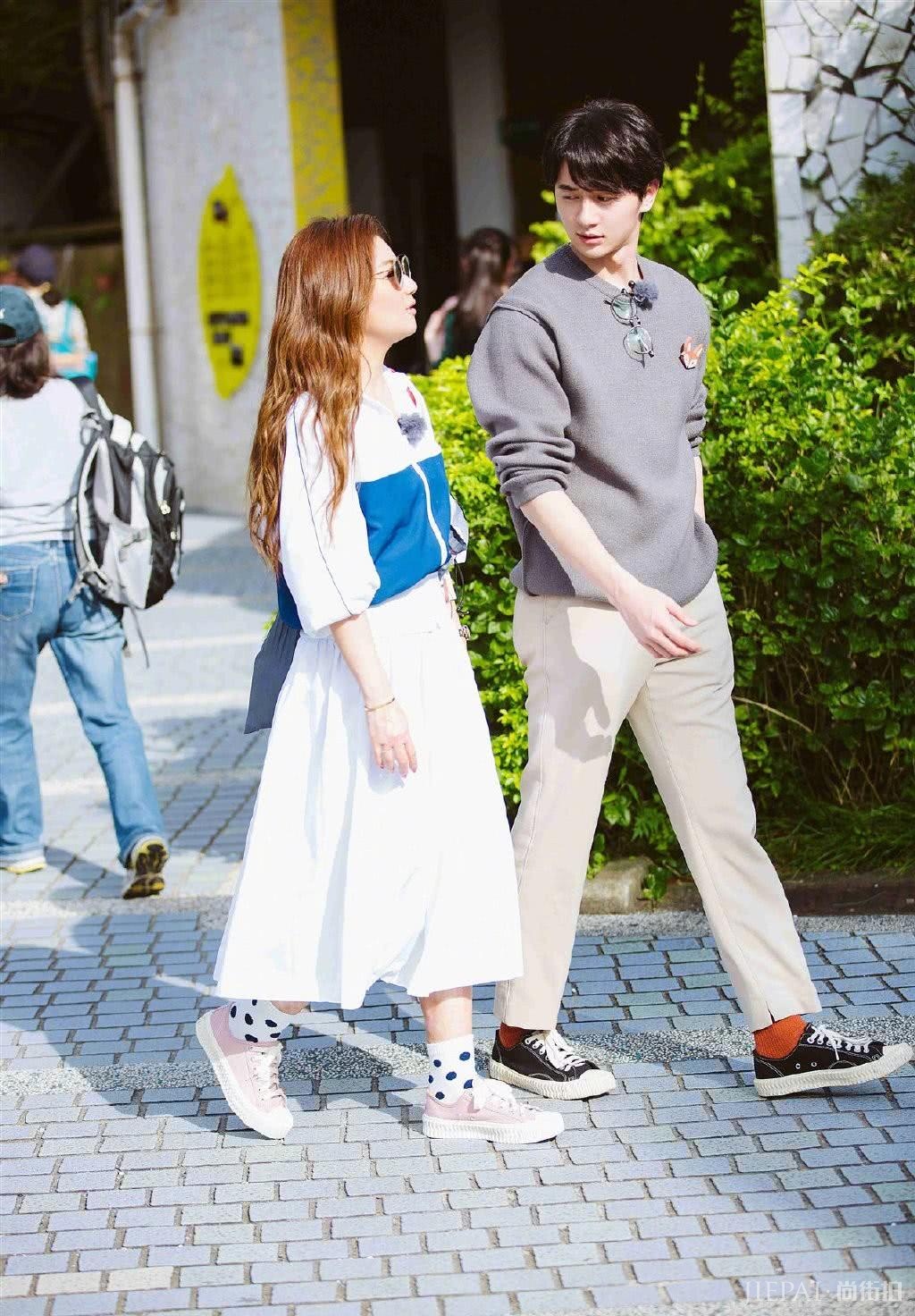 Selina穿短外套配白裙,和张轩睿游玩好似小情侣