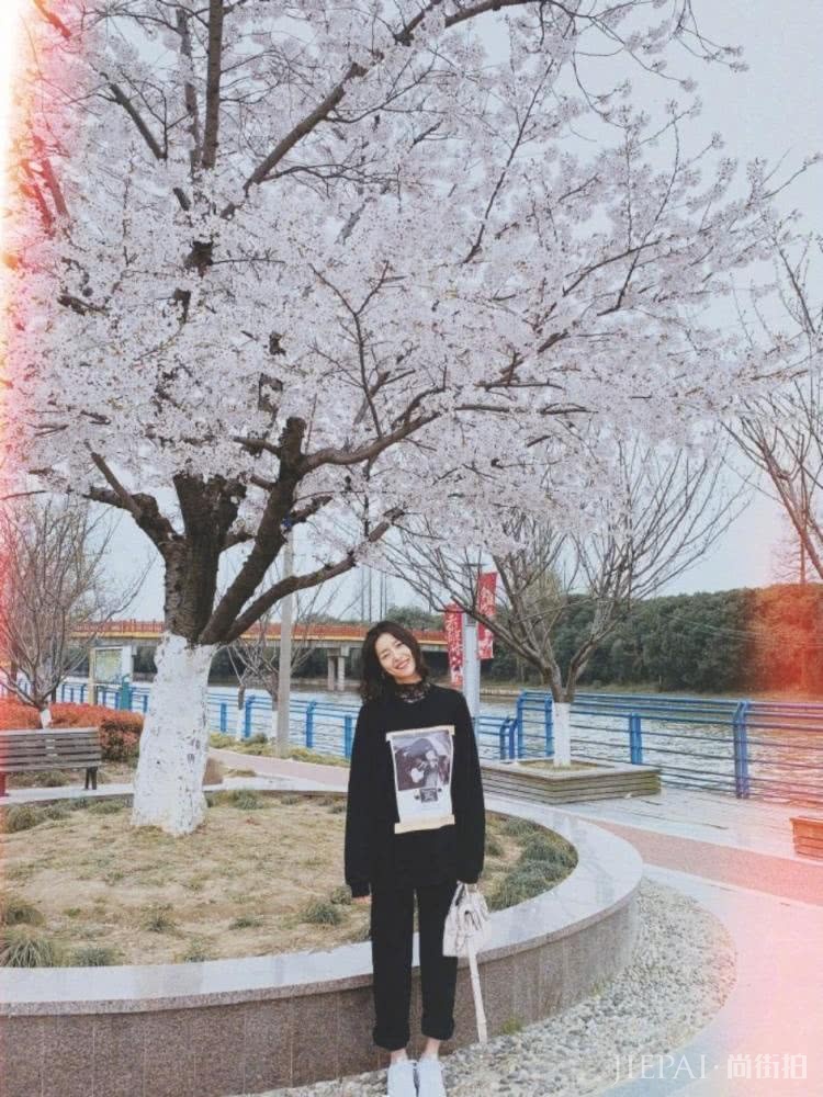 不愧是行走中的穿搭教科书,倪妮刘雯分分钟美爆朋友圈!