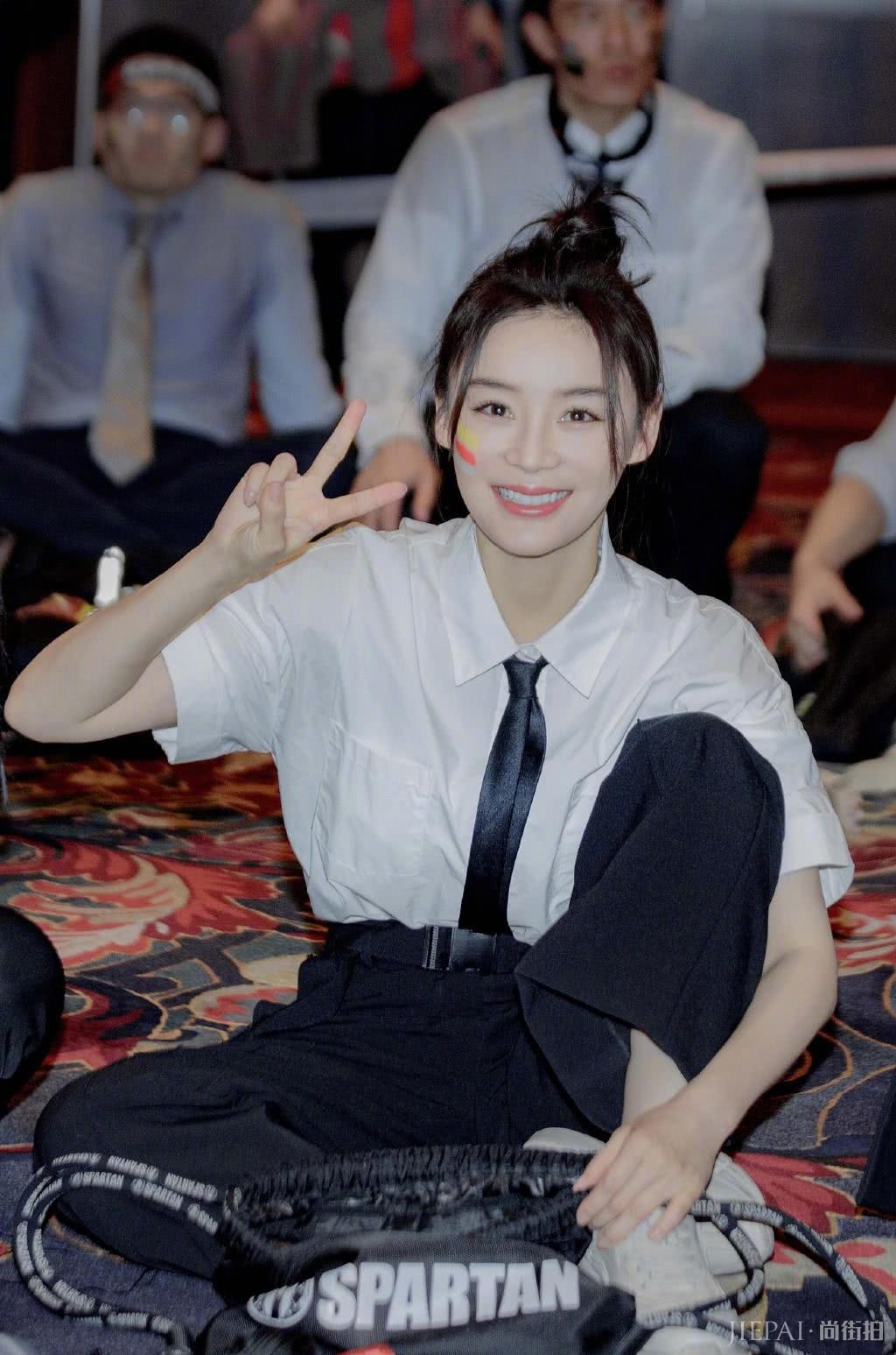 袁姗姗参加斯巴达勇士赛穿白衬衫配高腰西裤，美成焦点
