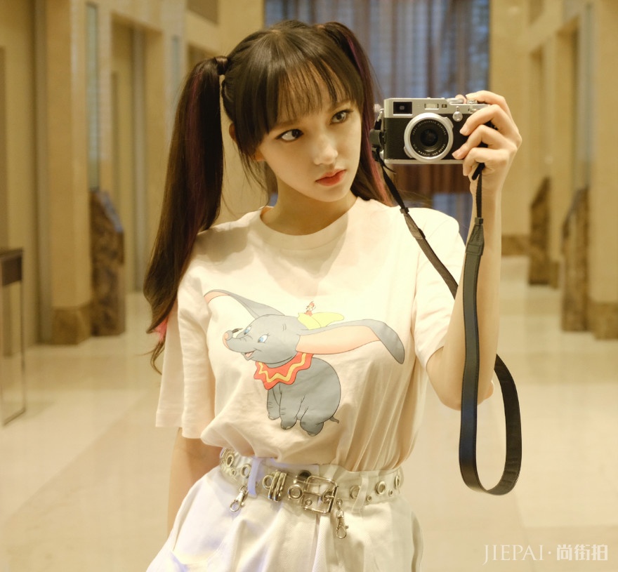 程潇晒最新自拍，扎双马尾减龄如少女