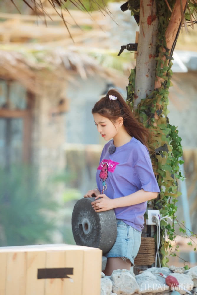 杨超越紫色T恤超短裤,扎俩小辫越变越嫩